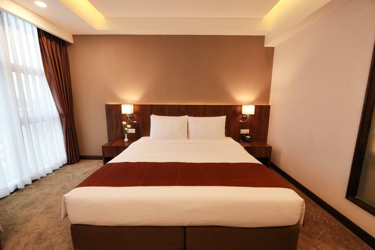 Hlaine Tet Hotel Янгон Екстериор снимка