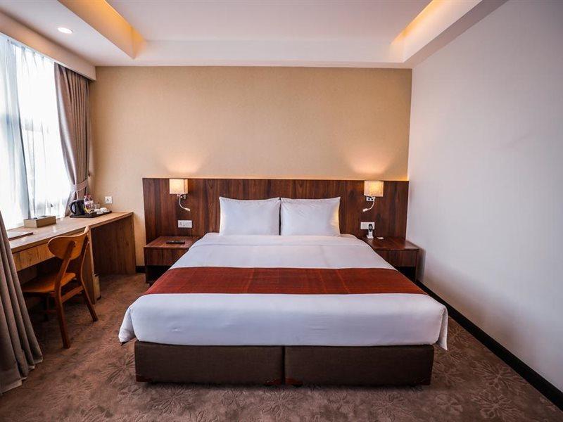 Hlaine Tet Hotel Янгон Екстериор снимка