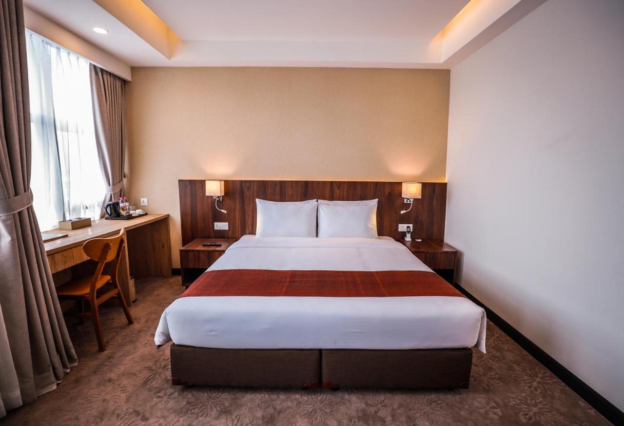 Hlaine Tet Hotel Янгон Екстериор снимка